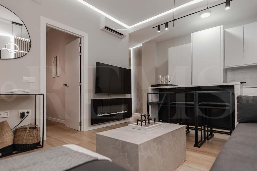 Contemporary Minimalist Apartment By Rems Málaga Extérieur photo