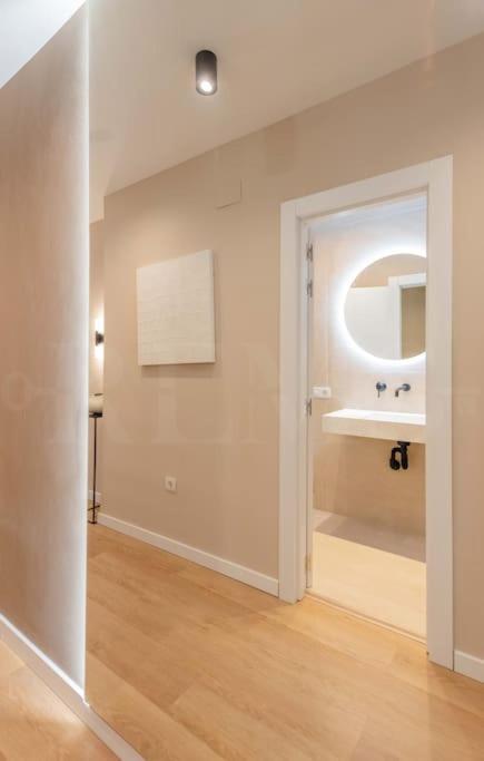 Contemporary Minimalist Apartment By Rems Málaga Extérieur photo